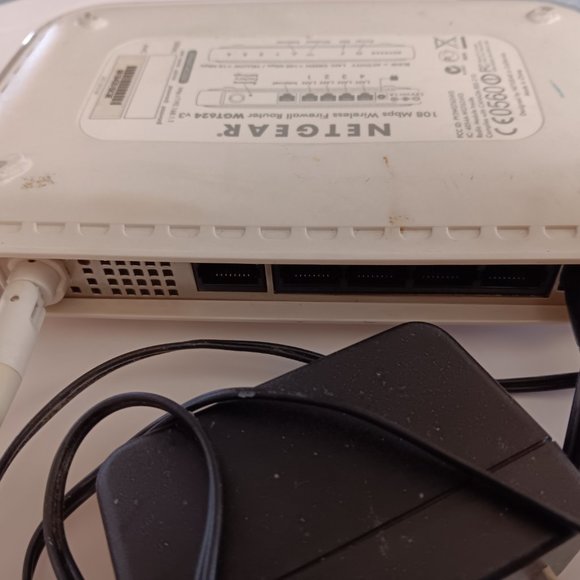 NETGEAR 108 Mbps Wireless Firewall Router WGT624 v3 - Picture 2 of 2